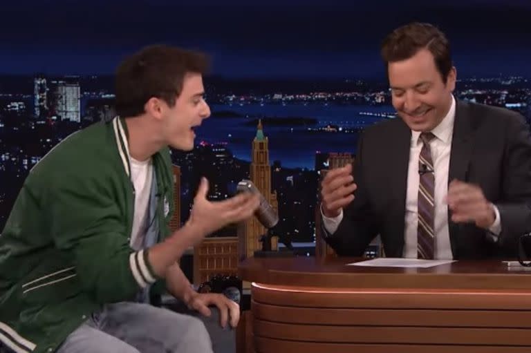 Noah Schnapp en el momento preciso en el que Jimmy Fallon le advierte que adelantó un dato del final de la cuarta temporada de Stranger Things. Captura: Facebook The Tonight Show Starring Jimmy Fallon