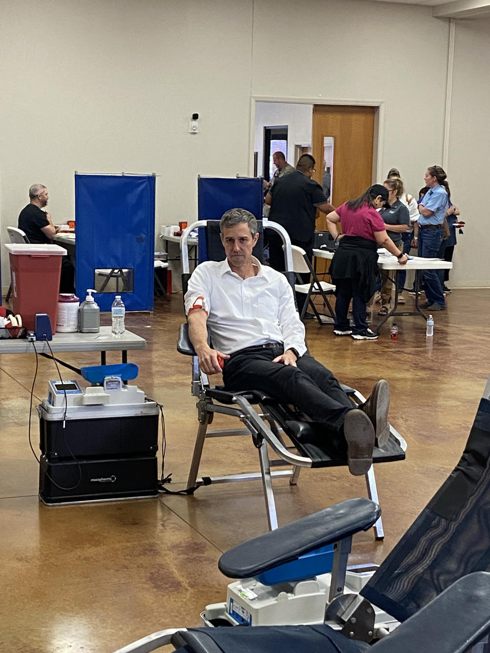 Texas Democratic gubernatorial candidate Beto O’Rourke gives blood in Uvalde. (Danielle Campoamor / TODAY)