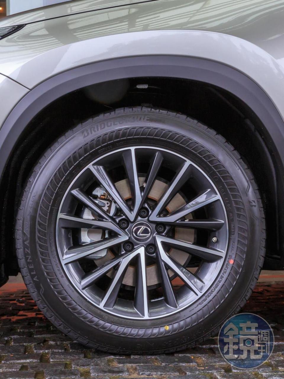 試駕車標配全新設計的五輻三爪造型鋁圈。