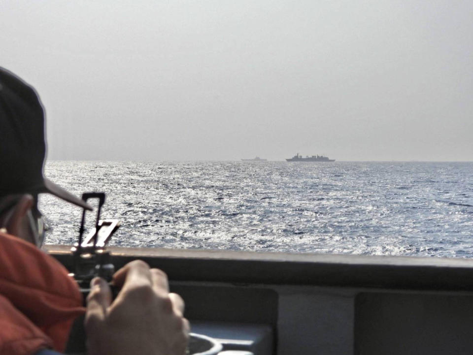 國防部長邱國正今天表示，目前山東艦位於鵝鑾鼻東方約200海里處。圖為國軍海空5日監控山東艦照片。（國防部提供）