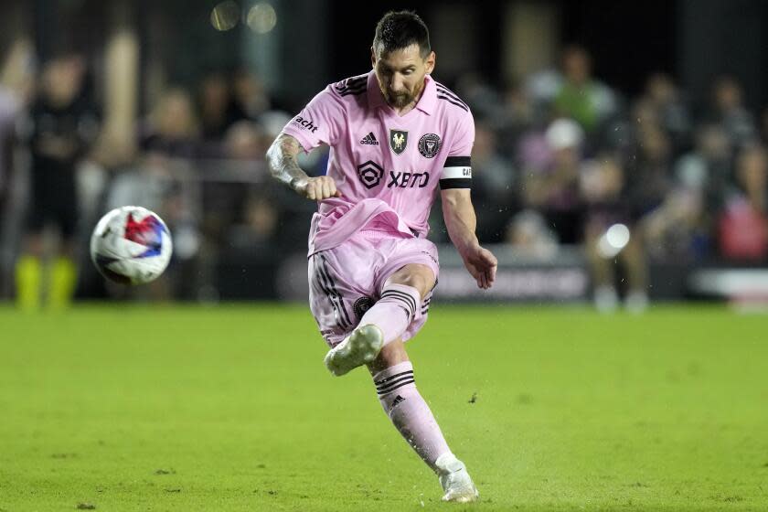 ARCHIVO - Lionel Messi, del Inter Miami, ejecuta un penal en un partido ante el New York City FC, el viernes 10 de noviembre de 2023 (AP Foto/Lynne Sladky, archivo)