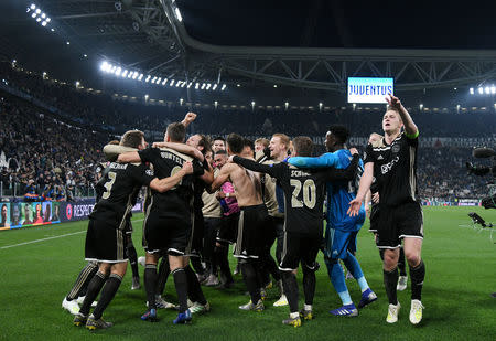 Foto del martes de los jugadores de Ajax celebrando la clasificación a semifinales en Liga de Campeones. Abr 16, 2019 REUTERS/Alberto Lingria