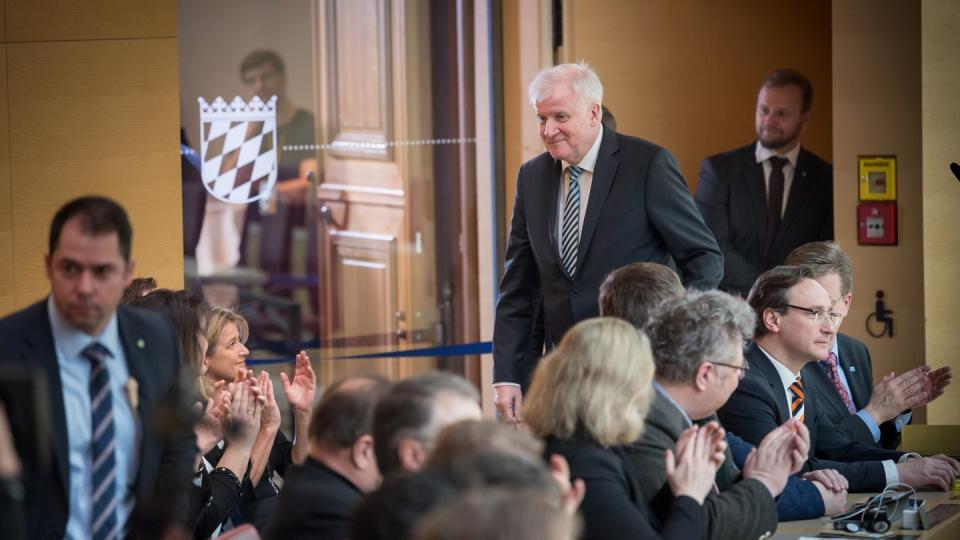 Horst Seehofer (CSU) verlässt kurz nach der Wahl Söders zum neuen bayerischen Ministerpräsidenten den Plenarsaal im bayerischen Landtag. Foto: Peter Kneffel