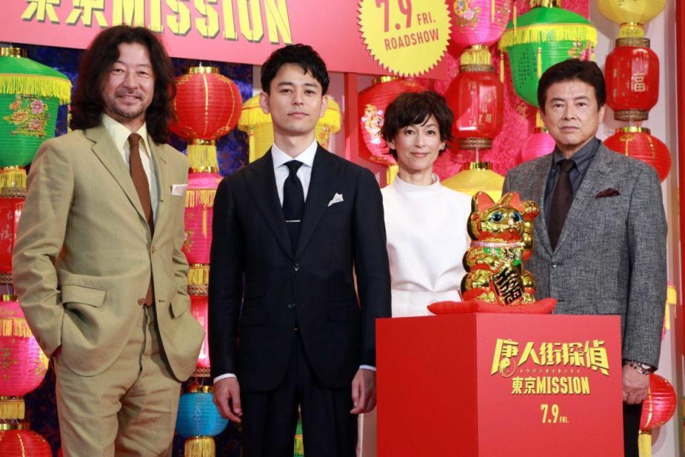 淺野忠信（左起）、妻夫木聰、鈴木保奈美、三浦友和昨合體為《唐人街探案3》宣傳，大讚中國電影的拍攝規模。（翻攝自Music Voice）