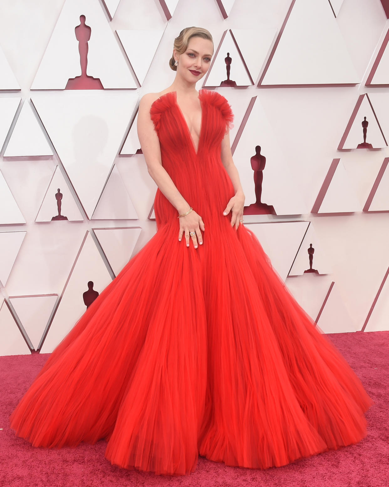 Amanda Seyfried wears a bright red tulle gown to the 2021 Oscars. (Getty Images)