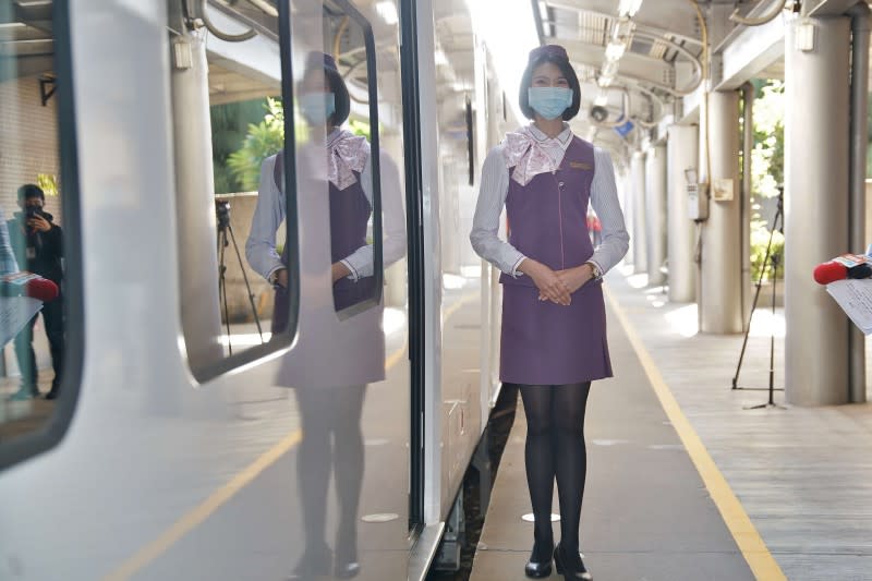 20211203-台鐵新購EMU3000型城際列車於3日開放媒體參訪，商務車廂配備專屬服務員。（盧逸峰攝）
