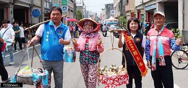 苗栗縣通霄鎮「四庄媽」回鑾萬人吃飯擔，縣長鍾東錦（左）親自示範挑便當慶祝媽祖聖誕慶典。（記者江乾松攝）