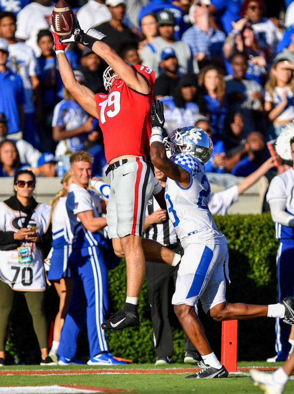 Georgia tight end Brock Bowers hauled in a Stetson Bennett pass for a touchdown in the Bulldogs’ 30-13 win over Kentucky in 2021. Bowers caught five passes for 101 yards and two TDs to help Georgia prevail in a game that determined first-place in the SEC East. DONN RODENROTH/DONN RODENROTH