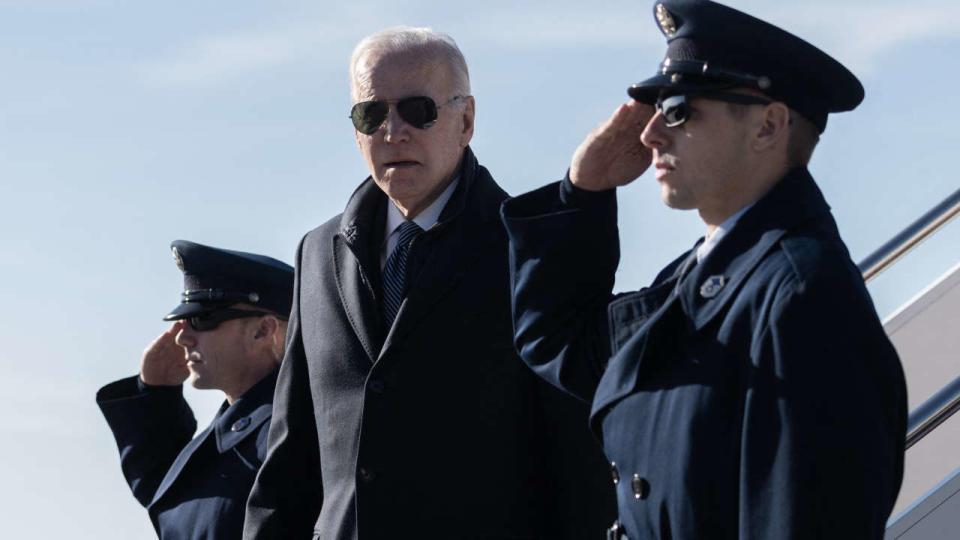 Joe Biden a félicité samedi les pilotes de chasse pour avoir abattu un ballon espion chinois au large de la côte est après qu’il ait passé plusieurs jours à survoler les États-Unis.