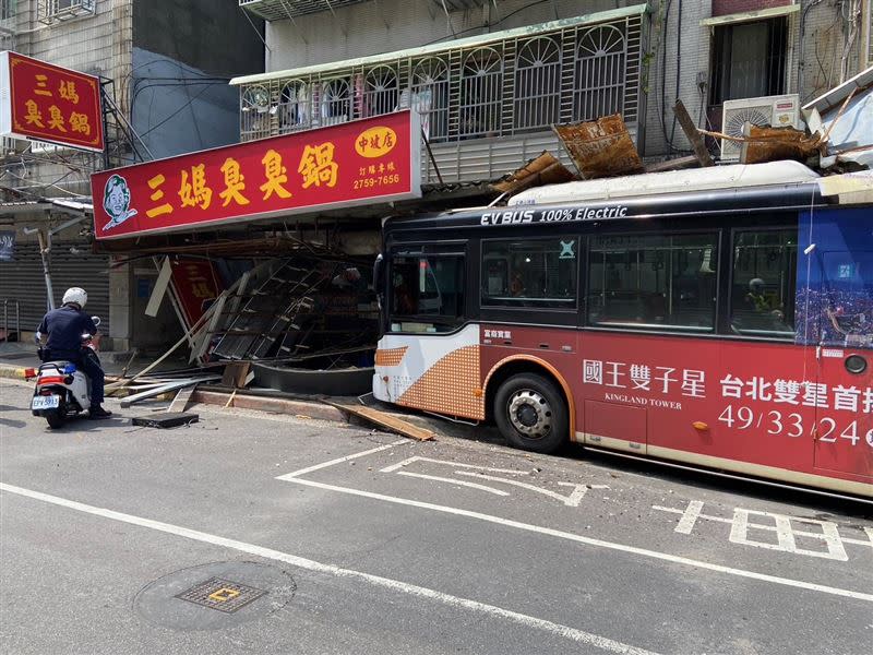 一輛公車行經中坡南路時失控撞進三媽臭臭鍋。（圖／翻攝畫面）