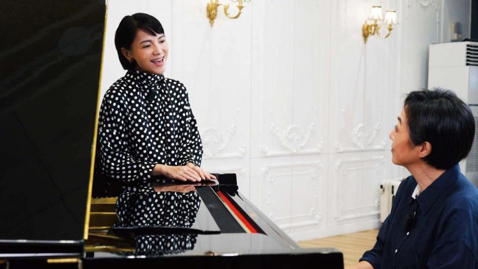 李心潔（左）與黃韻玲共同譜曲〈親愛的，我想妳了〉，當天也暖嗓練唱。（台北流行音樂中心提供）