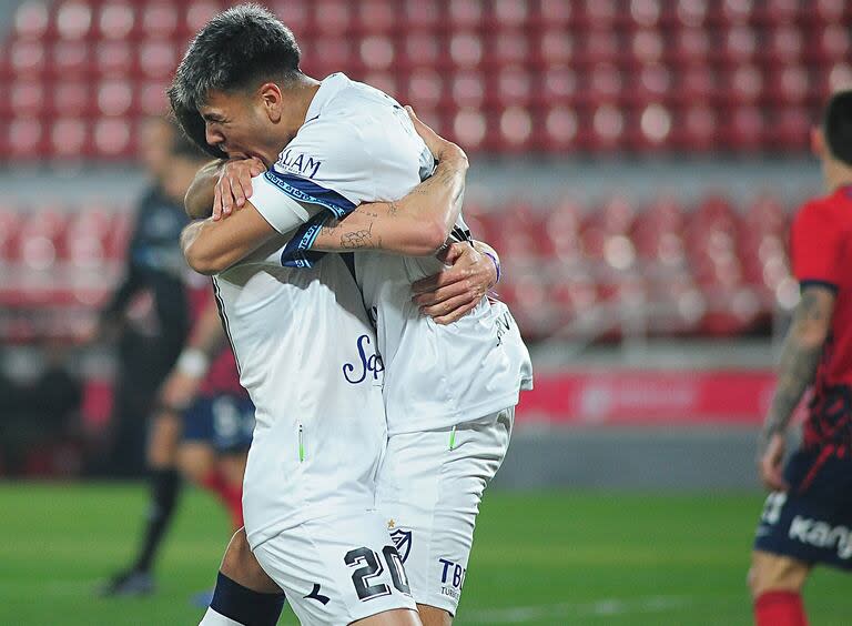 Un abrazo en el enorme triunfo de Vélez, conseguido, en buena parte, por sus chicos.