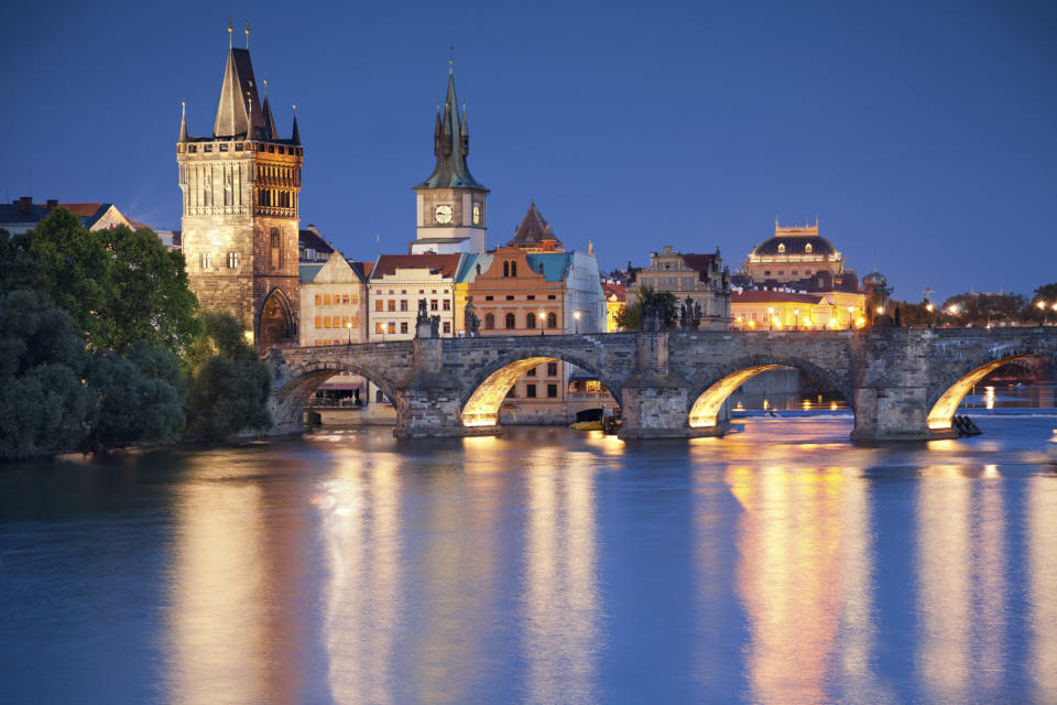 Wer geschichtsträchtige und architektonisch beeindruckende Städte mag, wird Prag lieben. Nicht umsonst sichert sich die "Goldene Stadt" Platz zwei im Beliebtheits-Ranking. Aufgrund der überschaubaren Größe lässt sich Prag im Vergleich zu anderen Millionen-Metropolen problemlos zu Fuß erkunden.