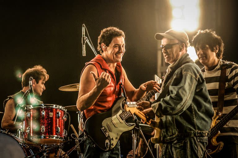 RICARDO MOLLO (GUITARRA), SUPERMAN TROGLIO (BATERIA), GERMAN DAFFUNCHIO (GUITARRA GORRA)Y DIEGO ARNEDO (BAJO. REUNION DE LOS INTEGRANTES DEL GRUPO SUMO EN LOS BISES DE DIVIDIDOS. FESTIVAL QUILMES ROCK EN EL ESTADIO RIVER PLATE. 2007