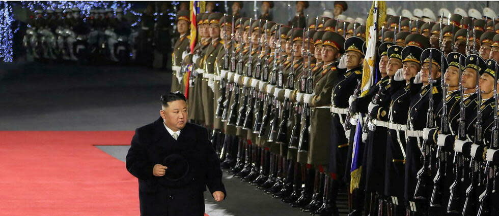 Kim Jong-un inspectant et saluant les rangs de soldats armés de baïonnettes.  - Credit:STR / KCNA VIA KNS / AFP