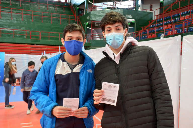 Dos de los chicos vacunados en el polideportivo Ruca Che de la ciudad de Neuquén