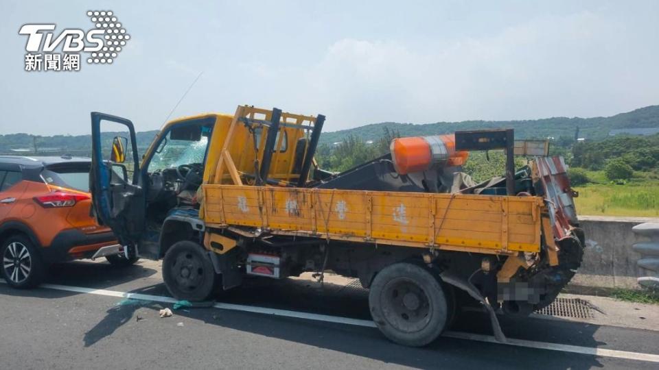 工程車遭砂石車猛力撞擊。（圖／TVBS）