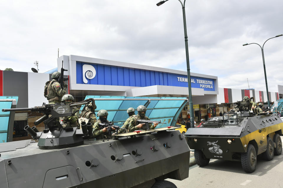 Militares patrullan en vehículos blindados por las calles, en Portoviejo, Ecuador, el jueves 11 de enero de 2024. El presidente Daniel Noboa decretó el lunes un estado de excepción nacional que suspende derechos ciudadanos y permite movilizar al Ejército en tareas de seguridad, ante la última secuencia de ataques violentos en el país. (AP Foto/Ariel Ochoa)