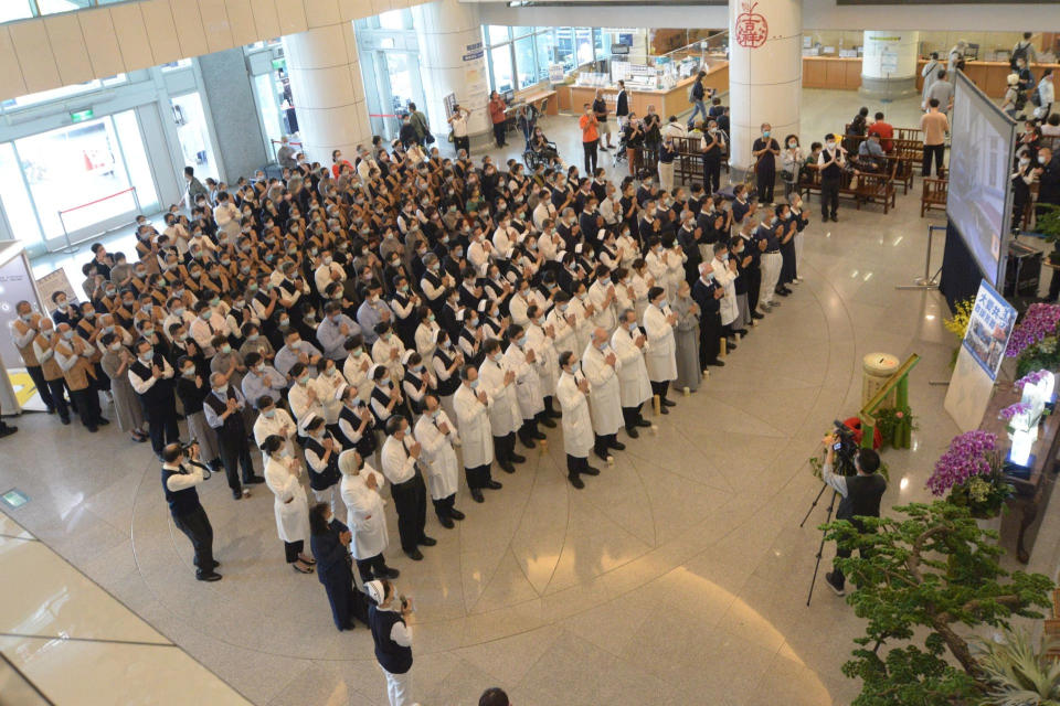 4月3日中午，慈濟舉辦「虔誠祈禱 祈願平安」祈福會。台北慈濟醫院趙有誠院長帶領同仁與志工祈禱祝福。