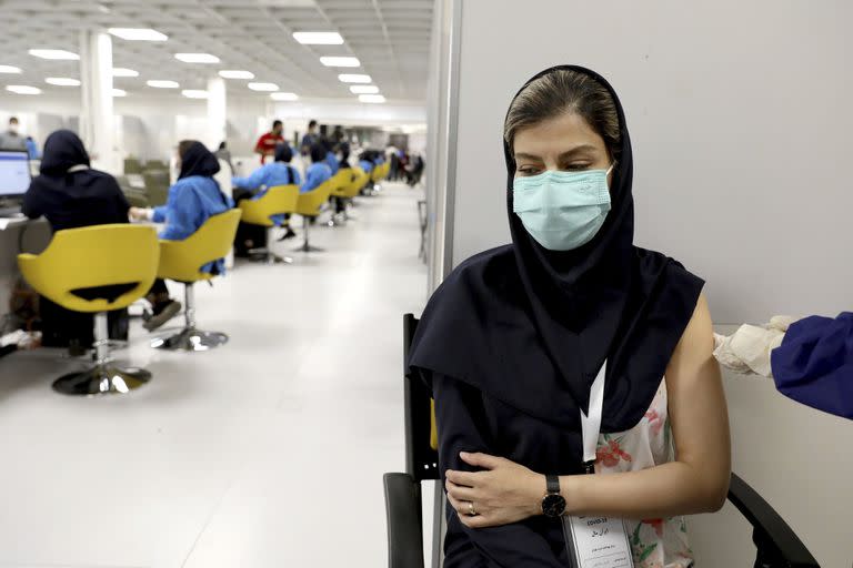 Una trabajadora médica recibe la vacuna contra el coronavirus Sinopharm en el centro comercial Iran Mall en Teherán