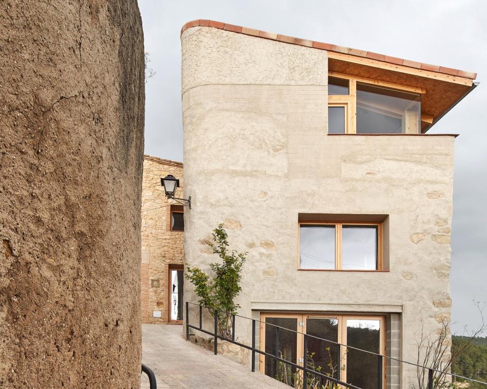 A Catalan-American family’s vacation home pays homage to its 200-year history and the rugged charm of brick, cinderblocks, and OSB.