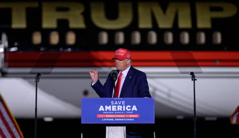 El expresidente de Estados Unidos, Donald Trump, habla durante un mitin "Save America" antes de las elecciones de mitad de período en el aeropuerto regional Arnold Palmer en Latrobe, Pensilvania, el 5 de noviembre de 2022.