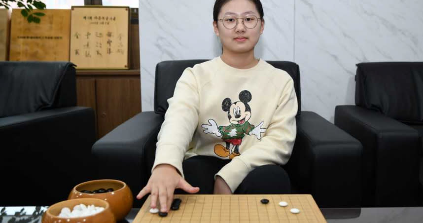 南韓13歲天才圍棋少女金恩持，在比賽中使用AI人工智慧作弊獲勝，被南韓棋院勒令停權1年。（圖／翻攝自南韓棋院）