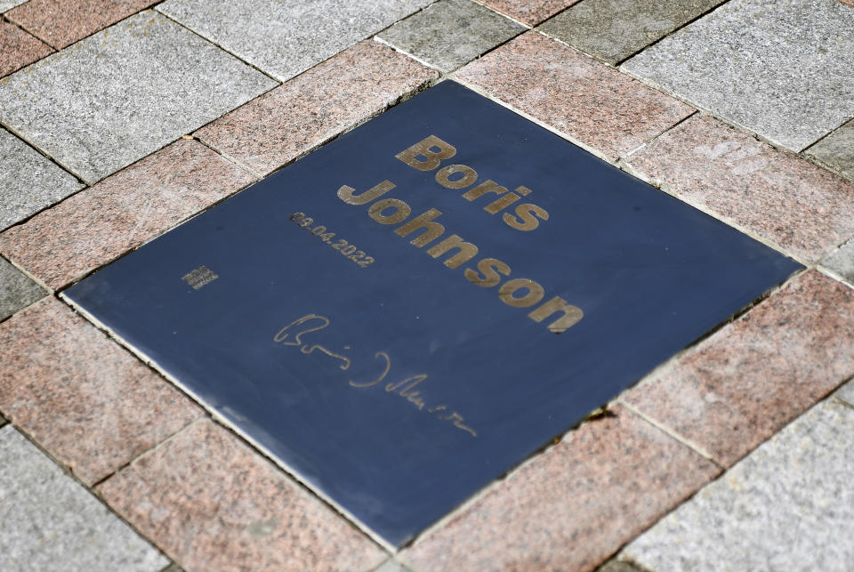 KYIV, UKRAINE - AUGUST 24, 2022 - The symbolic plaque on the Alley of Courage honours Prime Minister of the United Kingdom Boris Johnson for his leadership and support as well as the people of Great Britain for their constant assistance during the full-scale invasion, Kyiv, capital of Ukraine. (Photo credit should read Ruslan Kaniuka/ Ukrinform/Future Publishing via Getty Images)