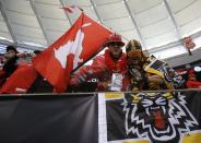 A Calgary Stampeders fan (L) and a Hamilton Tiger Cats fan cheer ahead of the CFL's 102nd Grey Cup football championship, to be played by their teams in Vancouver, British Columbia, November 30, 2014. REUTERS/Mark Blinch (CANADA - Tags: SPORT FOOTBALL)