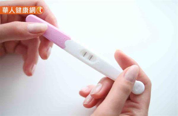 女性朋友一旦發現自身經期延遲，就要留意是否有懷孕可能。如果進一步以驗孕棒證實已成功受孕，第一時間應立即至醫療院所進行腹部超音波檢測，確認胚胎著床位置是否正確。