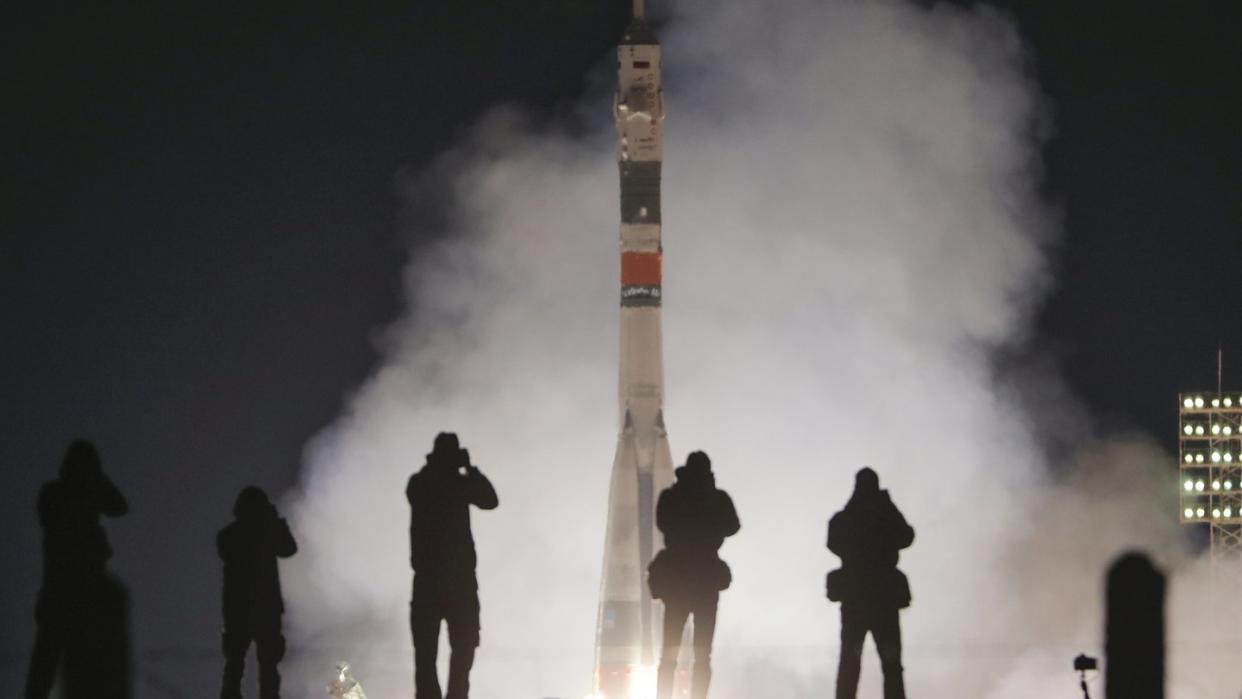 Die Sojus-Rakete hebt vom russischen Weltraumbahnhof ab. An Bord befinden sich die Raumfahrer Christina Koch, Alexej Owtschinin und Nick Hague. Foto: Dmitri Lovetsky/AP