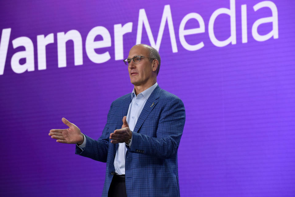 BURBANK, CALIFORNIA - 29. OKTOBER: John Stankey, President & Chief Operating Officer for AT&T og Chief Executive Officer for WarnerMedia, taler på scenen ved HBO Max WarnerMedia Investor Day-præsentation i Warner Bros. Studios den 29. oktober 2019 i Burbank, Californien. (Foto af Presley Ann/Getty Images for WarnerMedia)