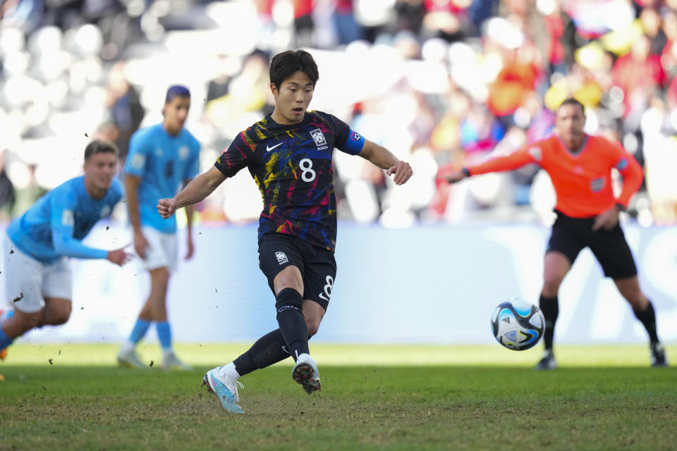 Lee Seung-won de Corea del Sur anota de penal contra Israel durante el partido por el tercer puesto del Mundial Sub20 en el estadio Diego Maradona de La Plata, Argentina, domingo 11 junio, 2023. (AP Foto/Natacha Pisarenko)