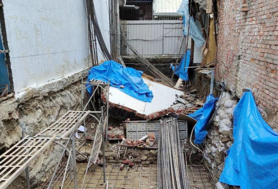 台中市西屯區長安路一處工地昨日施工造成鄰房磚牆倒塌，壓中一名蔡姓工人，經送醫急救不治。（記者陳金龍翻攝）