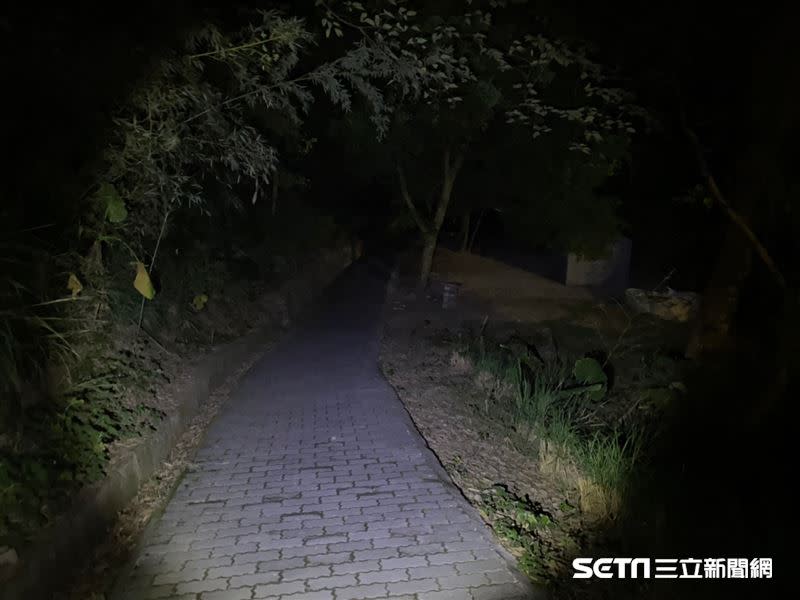 環湖步道沒有任何照明，建議自行攜帶強光手電筒，光用手機照明是不夠的。（圖／記者陳弋攝影）
