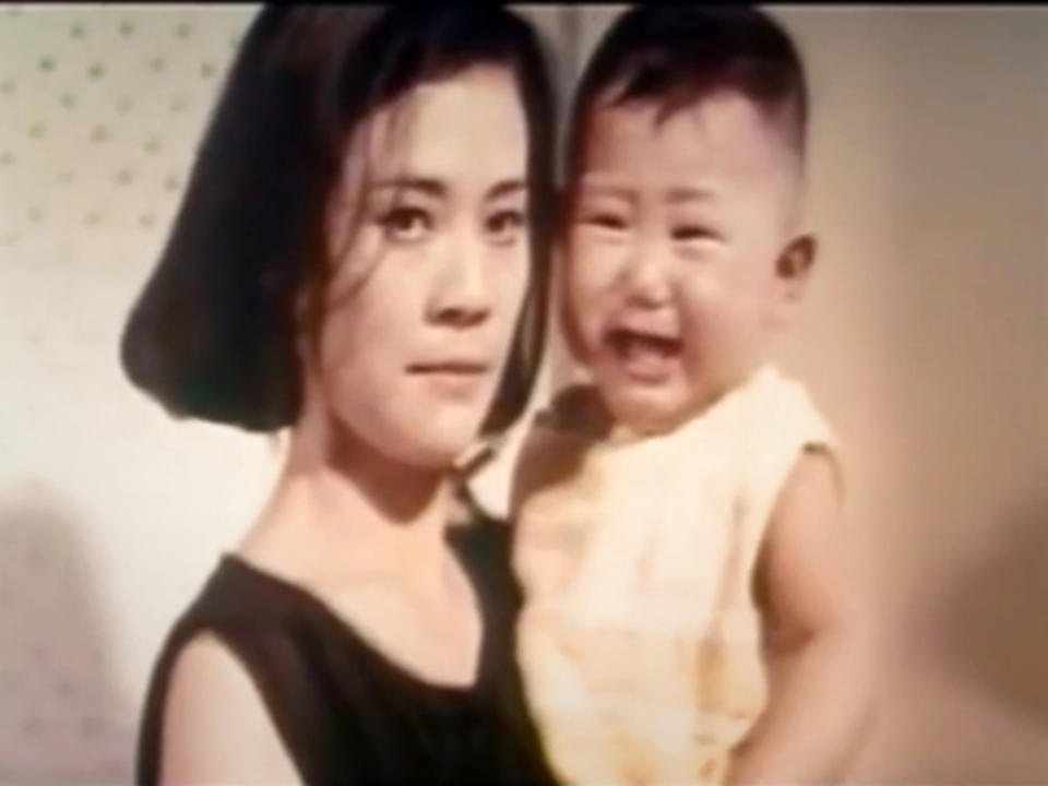 年輕的歸亞蕾(左)在瓊瑤電影《深情比酒濃》中抱著的1歲大侯冠群(右)，正是男主角金滔的兒子。（圖／取自李彥秀臉書）