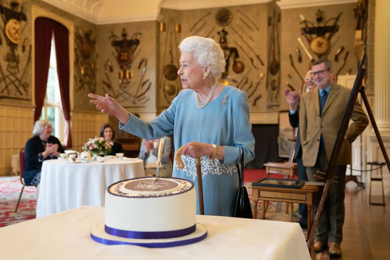 La reina Isabel celebra su jubilieo con una torta gigante