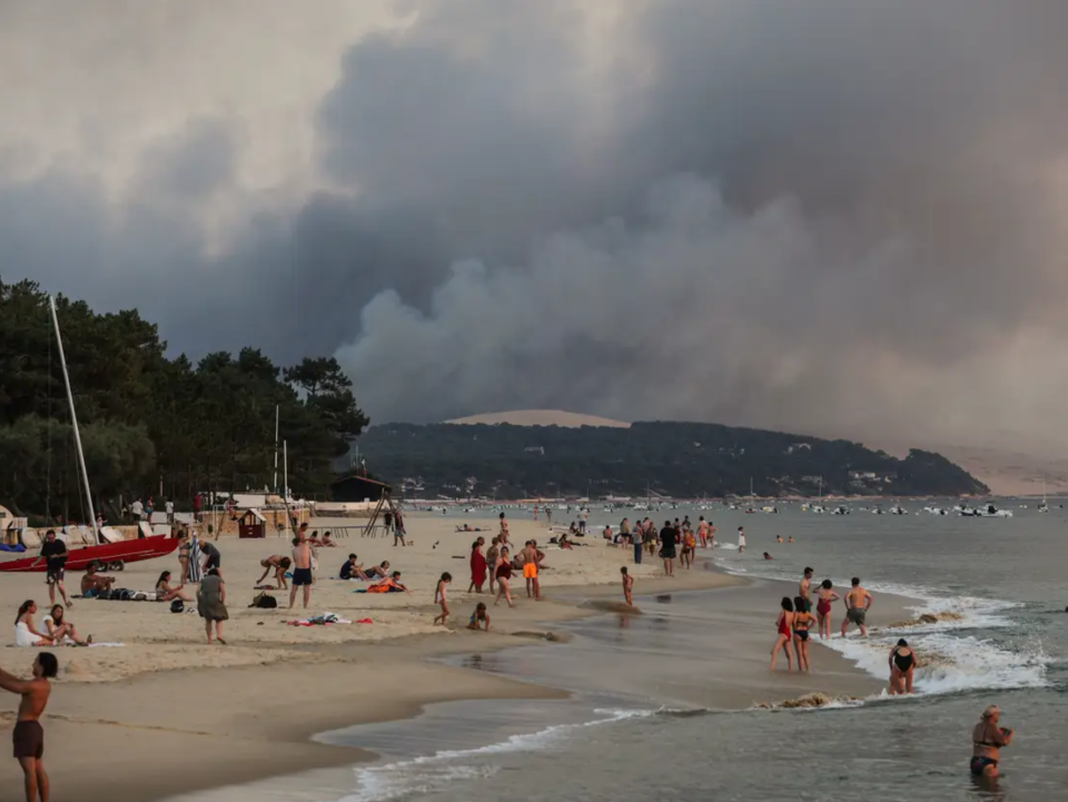 Bei der berühmten Dune du Pilat gab es zuletzt einen großen Waldbrand. - Copyright: Photo by THIBAUD MORITZ/AFP via Getty Images