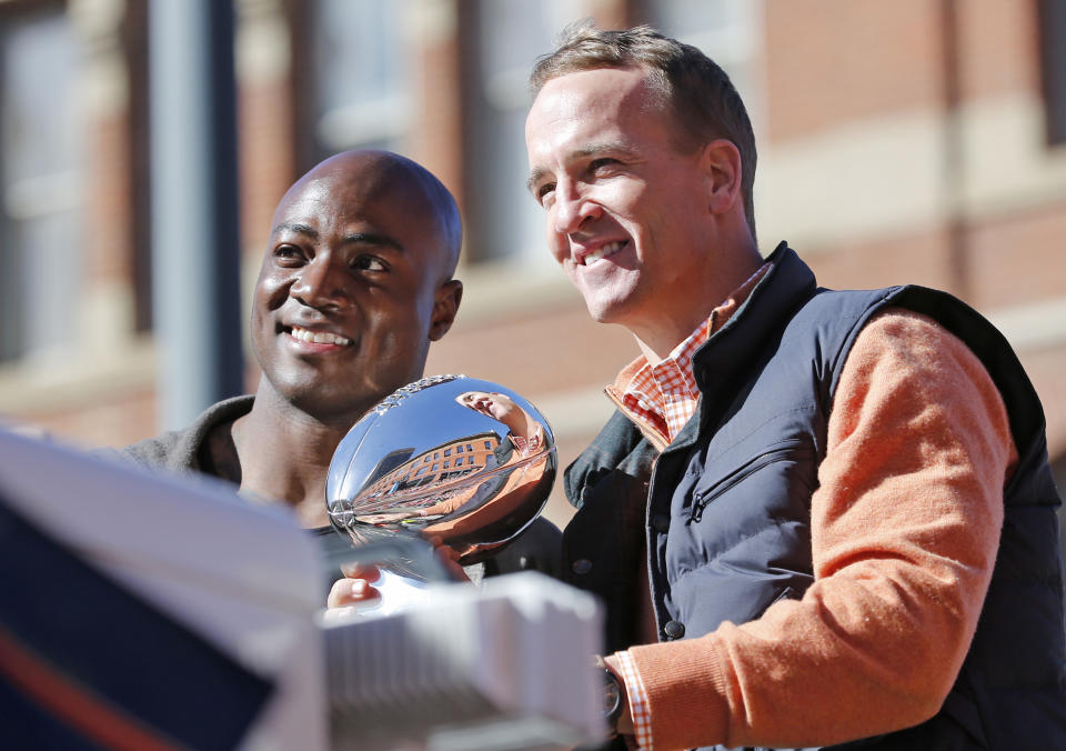 Den tidigare Dallas Cowboys- och Denver Broncos-stjärnan DeMarcus Ware står bredvid Peyton Manning när de firar Broncos Super Bowl-seger den 9 februari 2016 i Denver.  (AP Photo/Jack Dempsey)