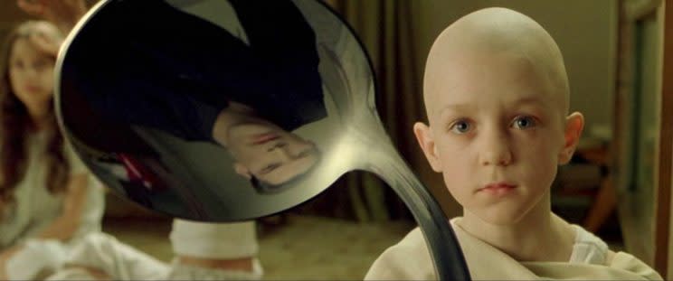 Szene aus „Matrix“ (1999) mit dem Spoon Boy, dargestellt von Rowan Witt. (Foto: Courtesy Warner Brothers)