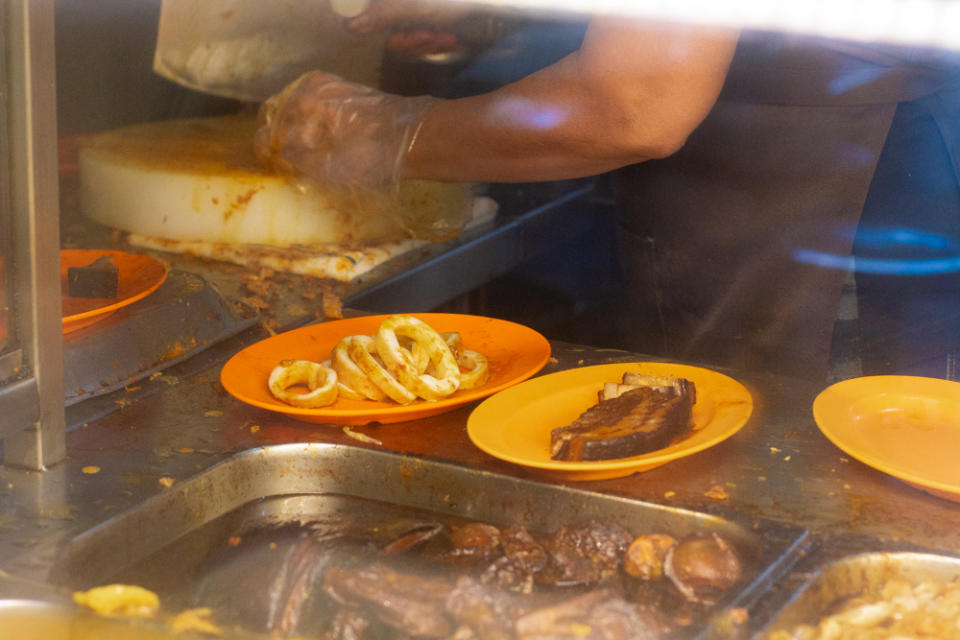 loo's Hainanese curry rice - auntie chopping