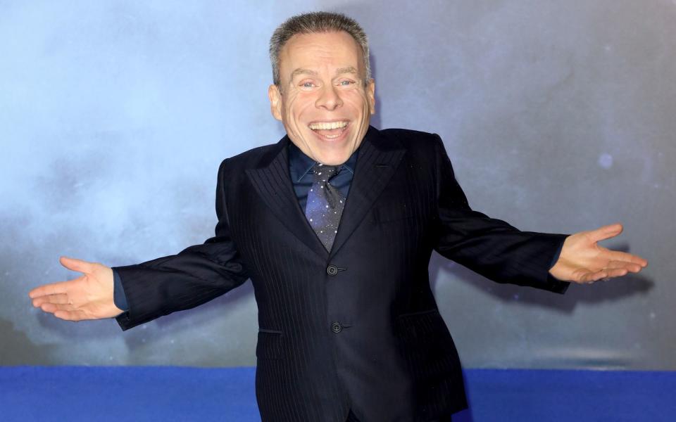 <p>Den Chef-Ewok spielte Warwick Davis, der danach "Die Reise ins Labyrinth" antrat, in "Willow" zum Heldenzwerg wurde und in "Leprechaun" zum Killerkobold. Bei "Harry Potter" mischte er mit und flog als misslauniger Roboter Marvin "Per Anhalter durch die Galaxis". Der "Star Wars"-Saga blieb Davis treu: Er spielte Anakins Alien-Freund Wald in "Episode I" und ist auch bei den aktuellen Filmen dabei. (Bild: Tristan Fewings/Getty Images)</p> 