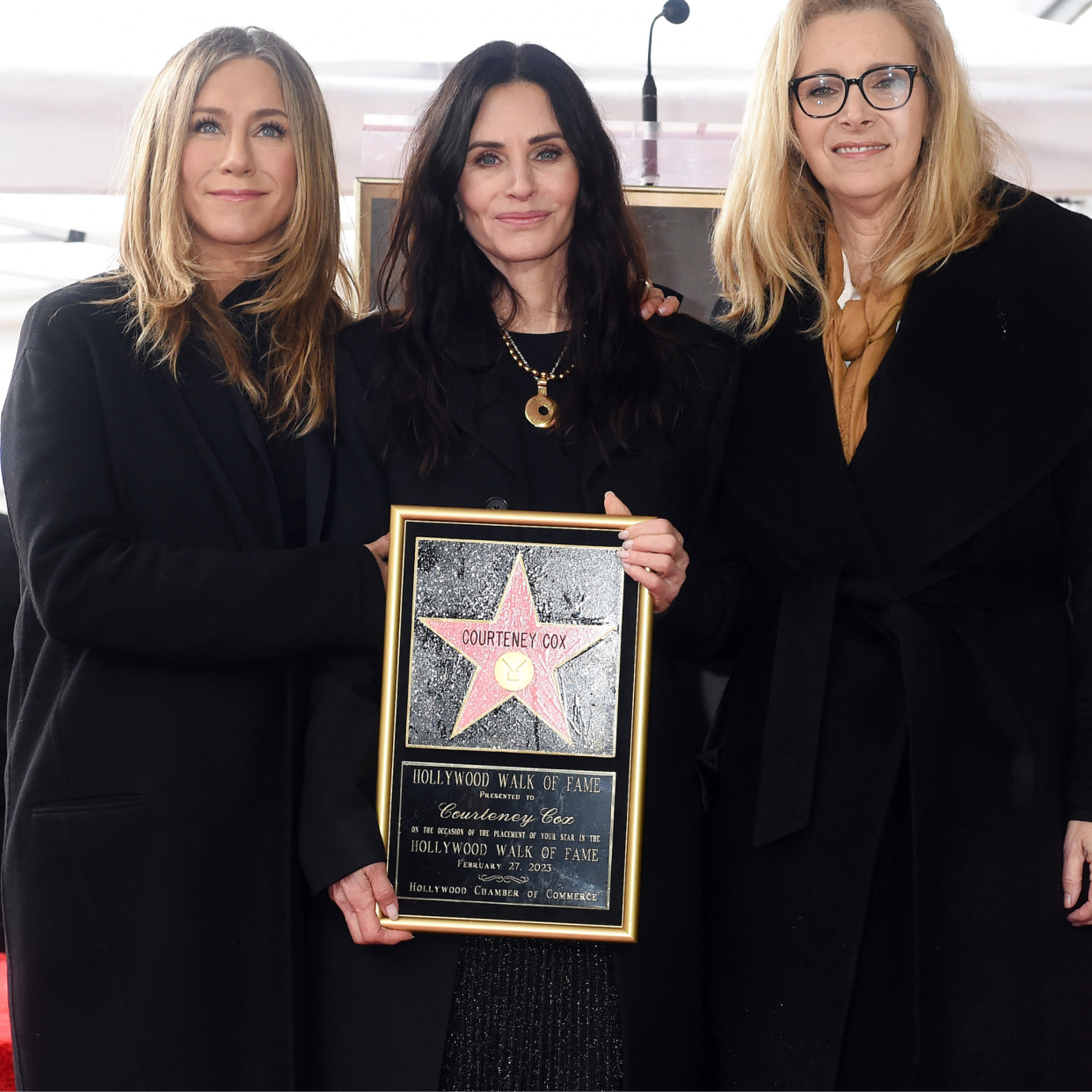  Jennifer Aniston, Courteney Cox, and Lisa Kudrow at the star ceremony where Courteney Cox is honored with a star on the Hollywood Walk of Fame on February 27, 2023 in Los Angeles, California. 