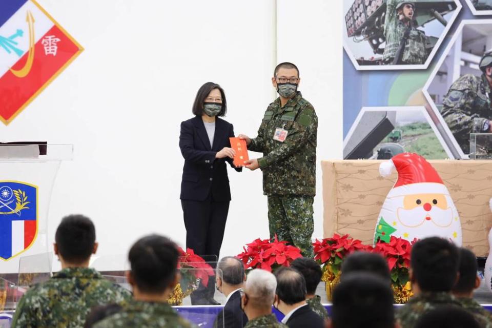 蔡英文與官兵共進午餐，提前祝大家聖誕快樂。（陸軍8軍團提供）