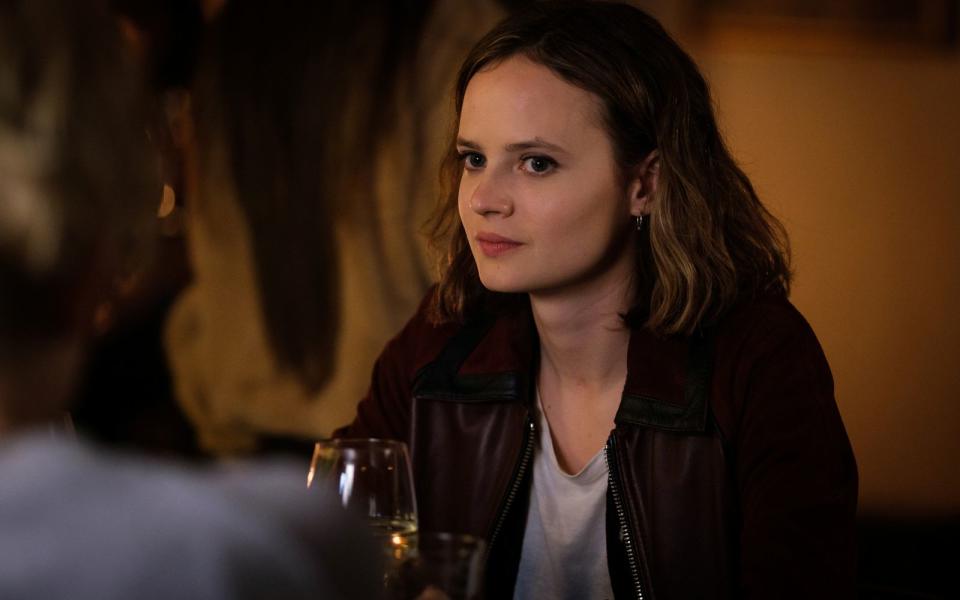 In der australischen Serie "Bad Behaviour" spielt Jana McKinnon die Rolle der Joanna Mackenzie. (Bild: 2022 Matchbox Productions Pty Ltd/Stan Entertainment Pty Ltd and Screen Australia)