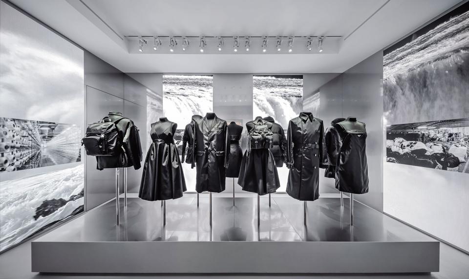 尼龍加入時尚設計被譽為跨時代分水嶺，開啟90年代極簡主義盛世。
