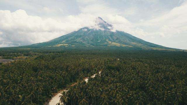 mayon-the-people-constantly-fleeing-a-philippine-volcano