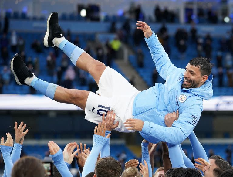 Sus ex compañeros en Manchester City lo levantan en alto al delantero argentino durante la ceremonia de entrega del último campeonato de Premier League que ganó el equipo de Guardiola