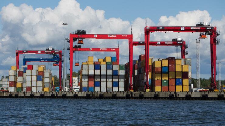 Container stehen unter Containerbrücken im Hafen in Kaliningrad. Foto: dpa