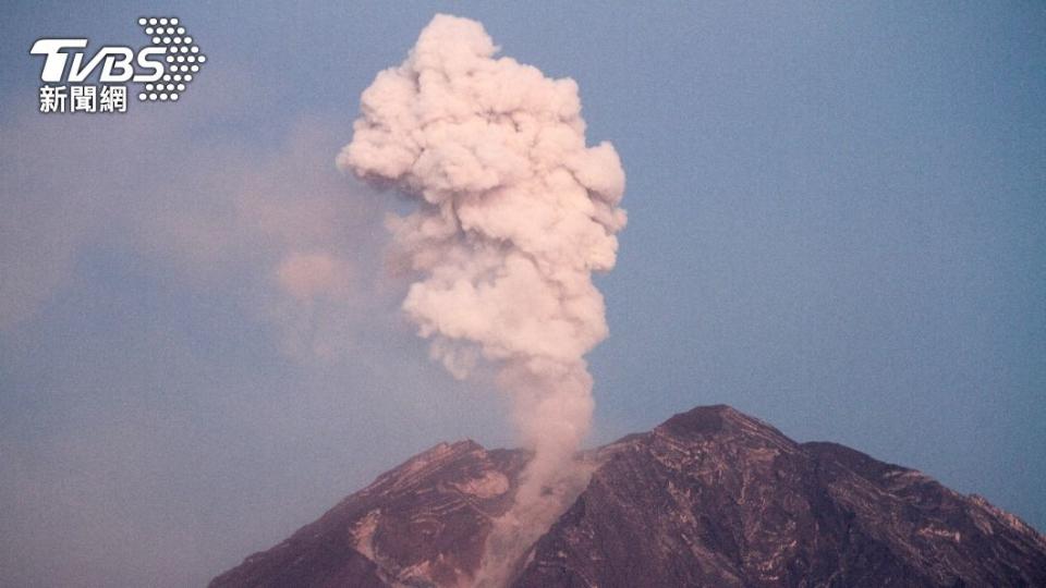 大量火山灰及其他物質因為噴發而瀰漫於空中。（圖／達志影像路透）